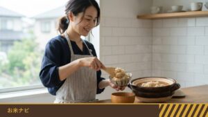 窓辺の台所で、女性が炊きあがった玄米ご飯を土鍋から茶碗によそっている様子